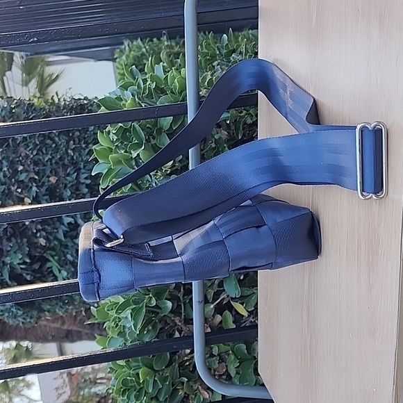Harveys Original Seatbelt Blue Crossbody bag - Picture 2 of 10